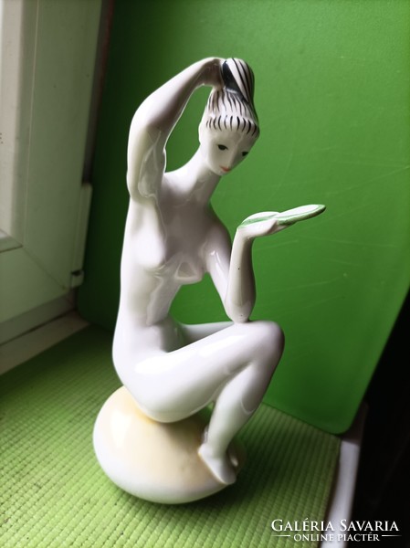 Zsolnay nude.