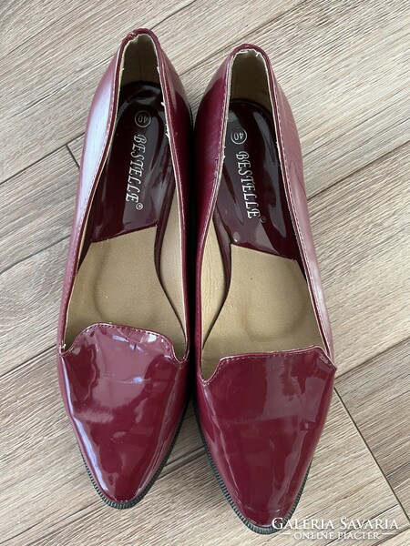 Burgundy lacquer shoes in good condition