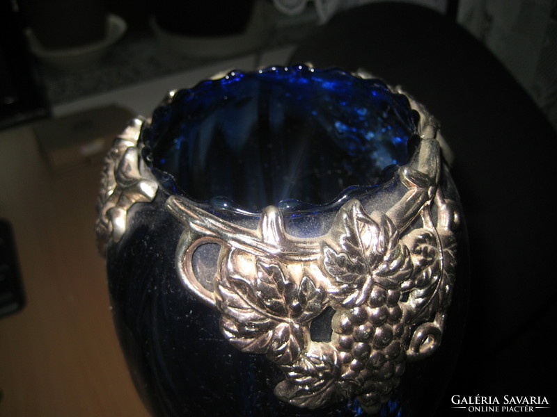 Kék , üveg dísz váza , fém rátéttel és fém talp résszel   kb  30 cm
