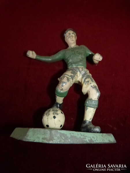 Soccer player statue / f.T.C.