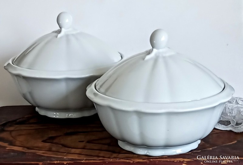 White porcelain ribbed 1-liter garnish bowl with fruit tongs lid