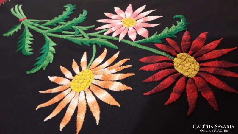 Old embroidered tablecloth for creatives (l3348)