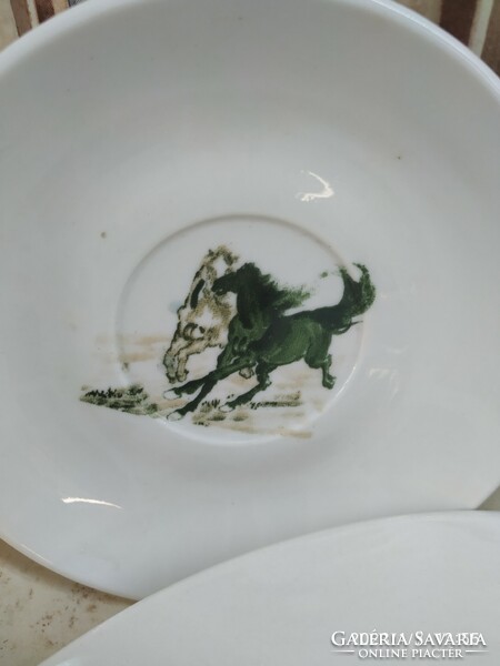 Száguldó ló díszítéssel tányér, kancsó eladó! Gyönyörű száguldó ló