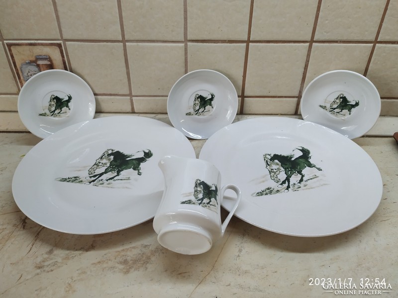 Plate and jug with galloping horse decoration for sale! Beautiful galloping horse
