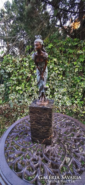 Fiatal lány - bronz szobor
