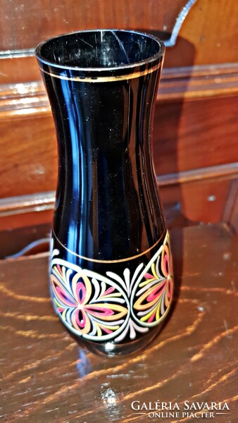 Régi, 18,5cm. magas, kézzel festett, aranyozott,  fekete, retró üveg váza.