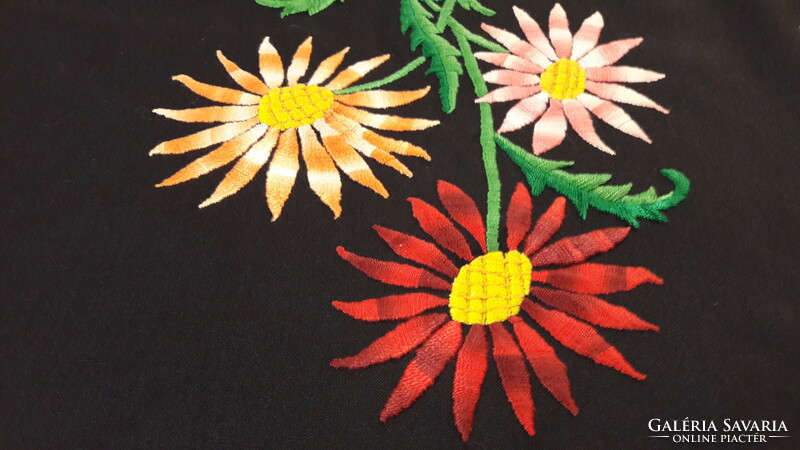 Old embroidered tablecloth for creatives (l3348)