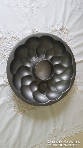 Teflon coated cake tin