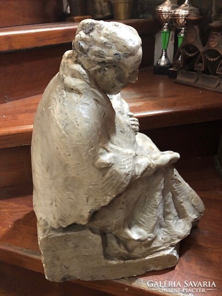 Carl szignóval, kerámia szobor, 40 x 35 x 35 cm-es alkotás.