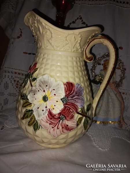 Znaim majolica jug