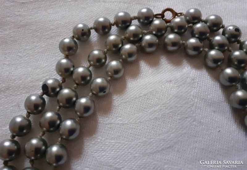 Silver-colored, knotted long glass necklace