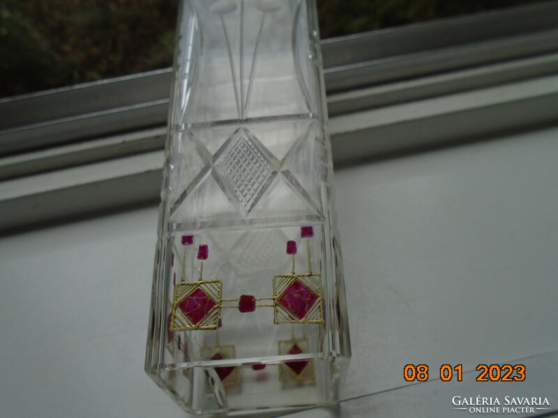 Szecessziós négyszögletes MOSER  üveg váza rubin és arany zománc mintákkal. gyémánt csiszolatokkal