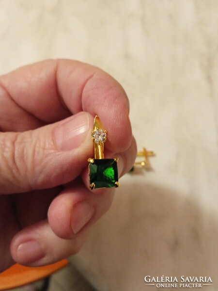 Showy emerald green earrings