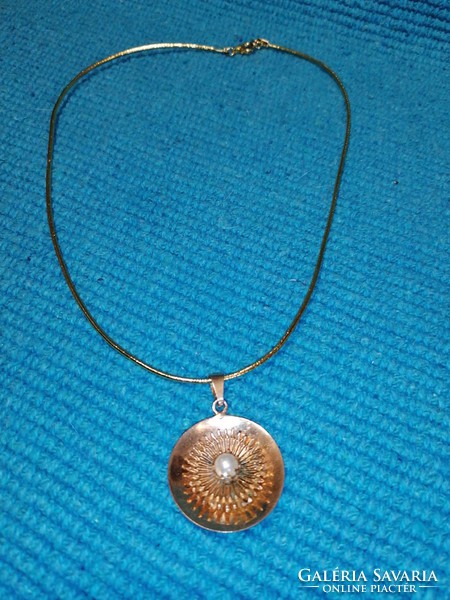 Gold-colored pendant with pearls (77)