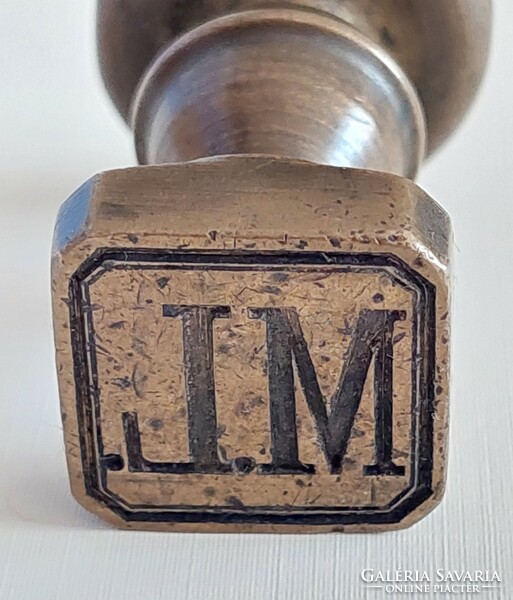 Pecsétnyomó M L monogrammal bronzból - ritka formájú