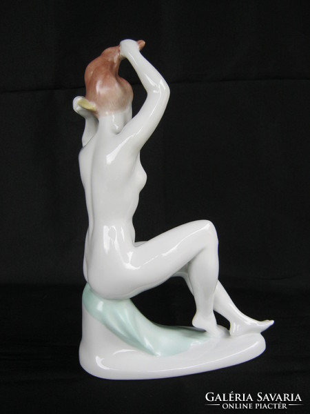 Aquincumi porcelán fésülködő női akt
