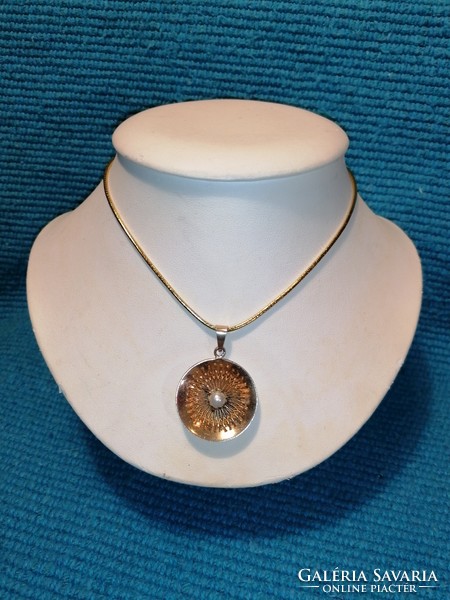 Gold-colored pendant with pearls (77)
