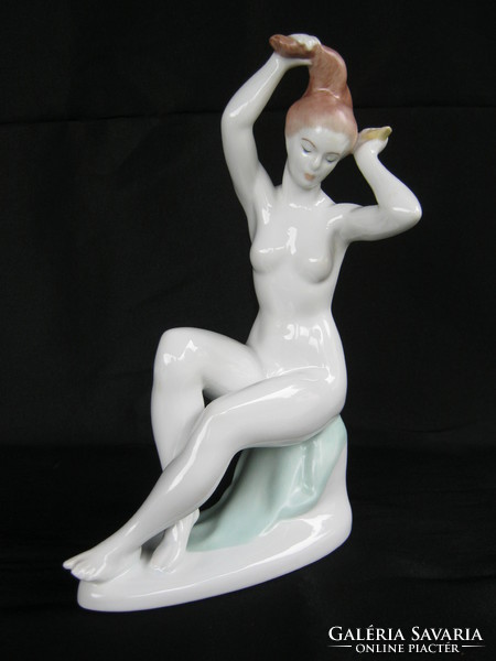 Aquincum porcelain combing female nude