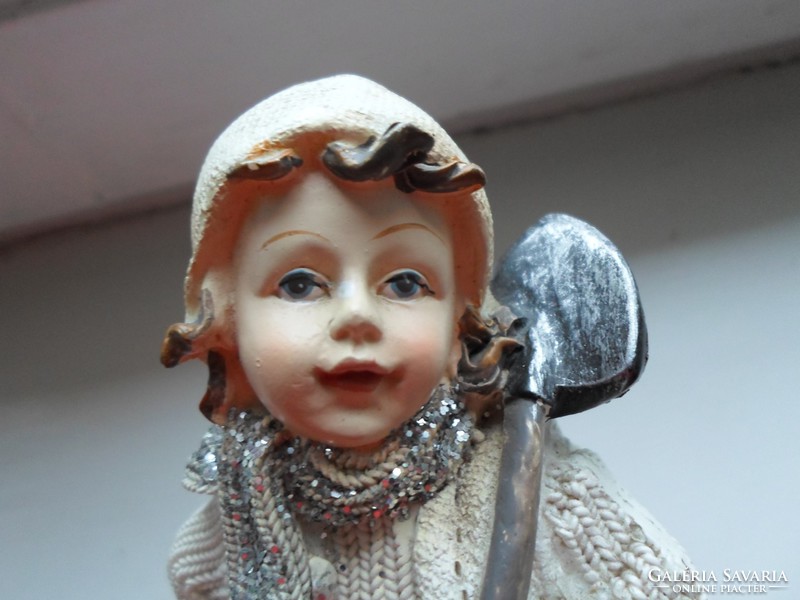 Bájos, havat lapátoló gyermek figura, dísz  16 cm