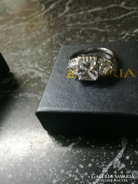 A very beautiful ring with cubic zirconia stones