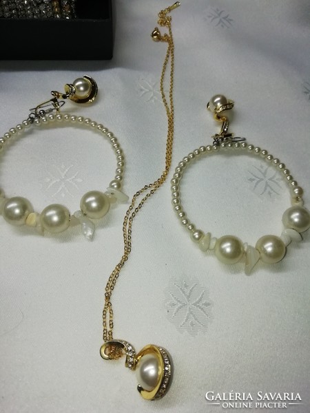 Amazingly beautiful 18 carat beautiful necklace and earrings