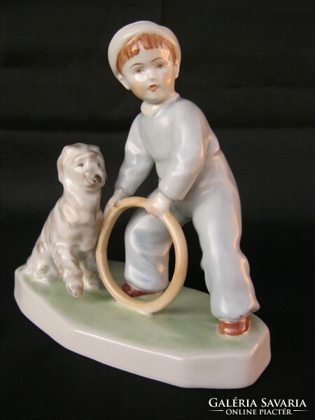 Zsolnay porcelán kutyával játszó kisfiú