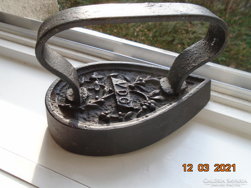 19.Sz floral cast iron iron with vdg mark 2.5 kg