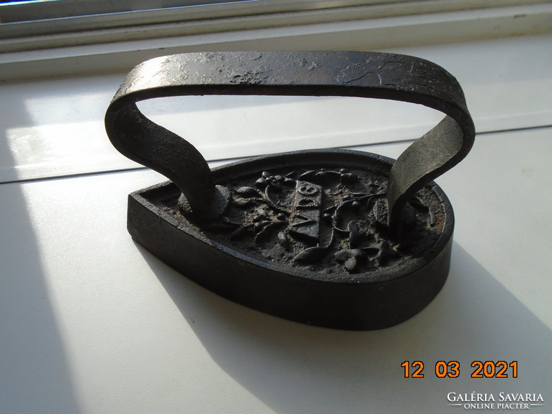 19.Sz floral cast iron iron with vdg mark 2.5 kg