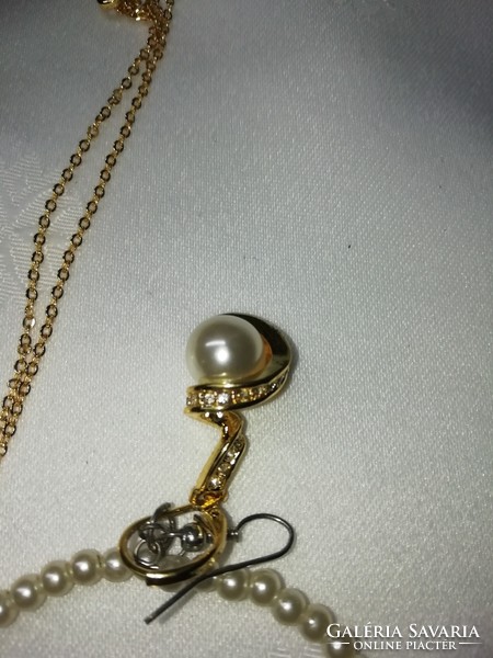 Amazingly beautiful 18 carat beautiful necklace and earrings