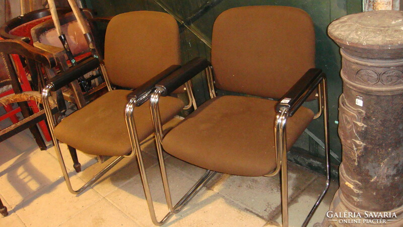 Kényelmes csővázas hibátlan karfás szék párban.20000/darab