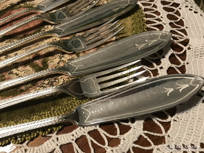 Gyönyörű, jelzett, ezüstözött, antik, cizellált, 6 személyes halas kés és villa evőeszköz készlet