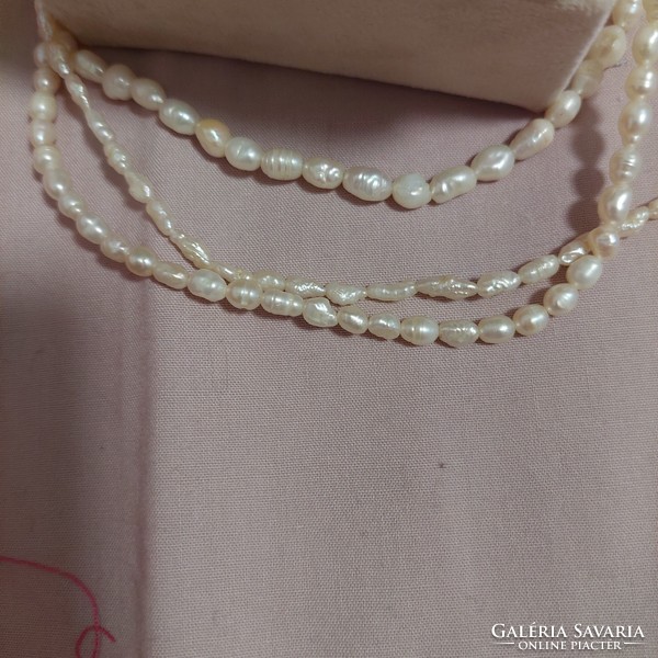 3 cultured pearl necklaces and 1 bracelet! The pearls are of different sizes!
