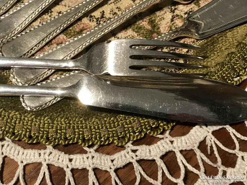 Gyönyörű, jelzett, ezüstözött, antik, cizellált, 6 személyes halas kés és villa evőeszköz készlet