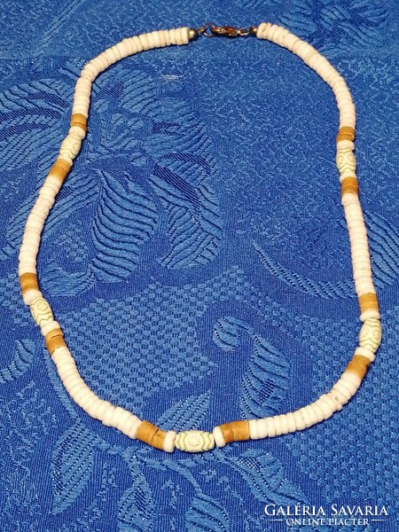 Necklace made of shells and coconut (707)