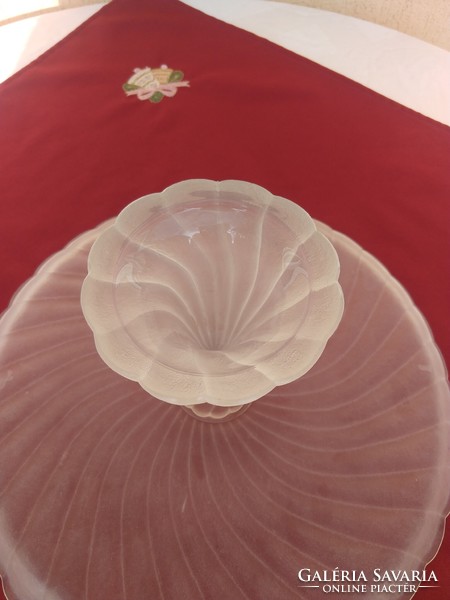Huge ribbed opal glass cake stand.. 35X15 cm..