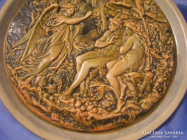 N1  Milton-pajzsból Ádám,Éva kiűzetése a paradicsomból domború faltál ritkaság 28 cm
