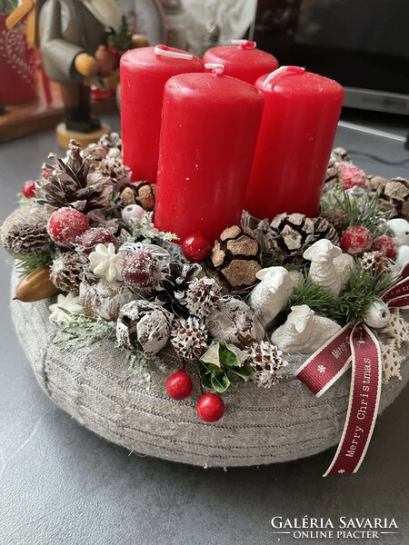 A unique advent wreath with a classic color combination