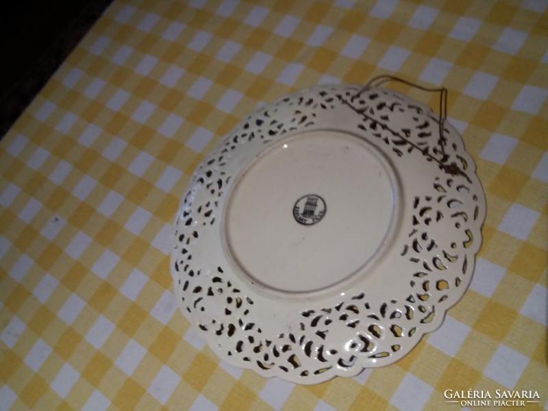 Zsolnay fali tányér .