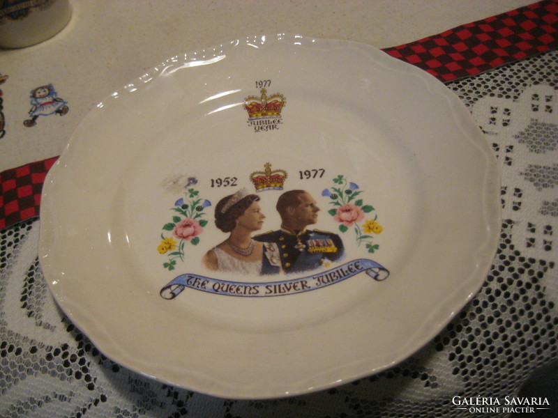Queen Elizabeth, decorative plate for the 25th anniversary of her reign, 19.3 cm, nice condition