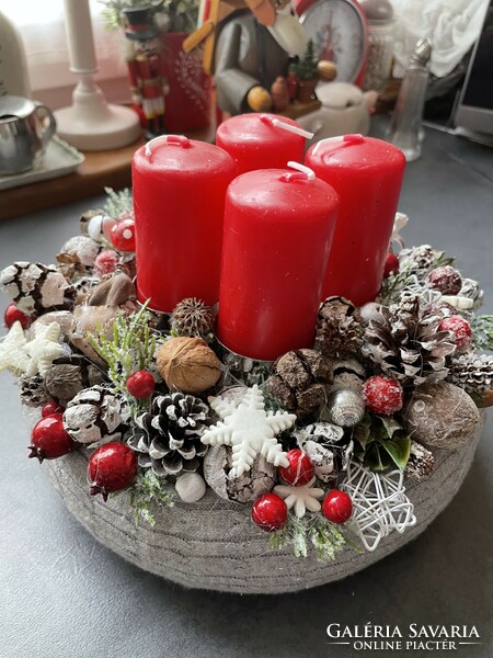 A unique advent wreath with a classic color combination