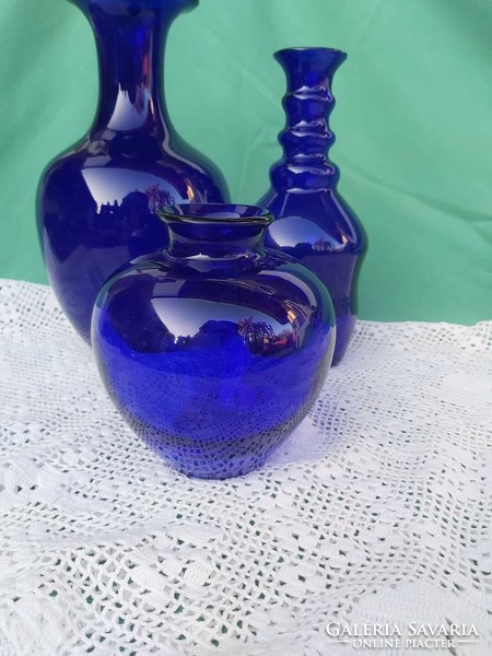 Gyönyörű karcagi  berekfürdői üveg kék váza Gyűjtői mid-century modern  lakásdekoráció hagyaték