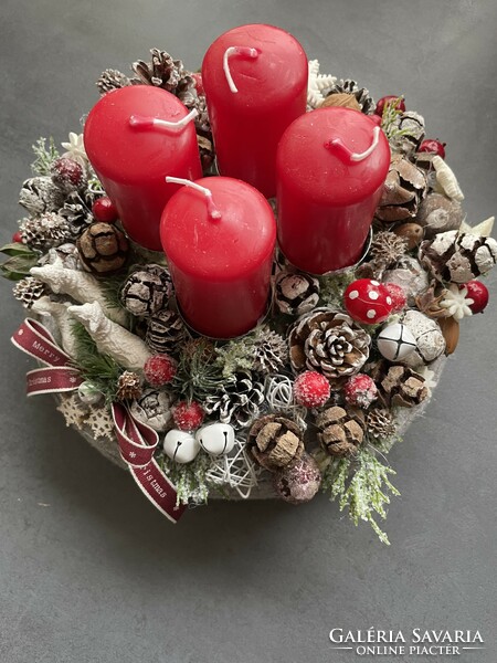 A unique advent wreath with a classic color combination