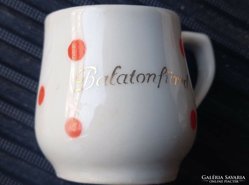 Balatonos retro Hollóházi gyermek kiskorsó, Nosztalgia pöttyös porcelán Balatonfüredről