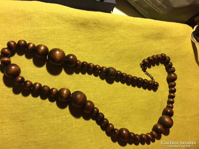 Necklace made of wooden balls (aé3)