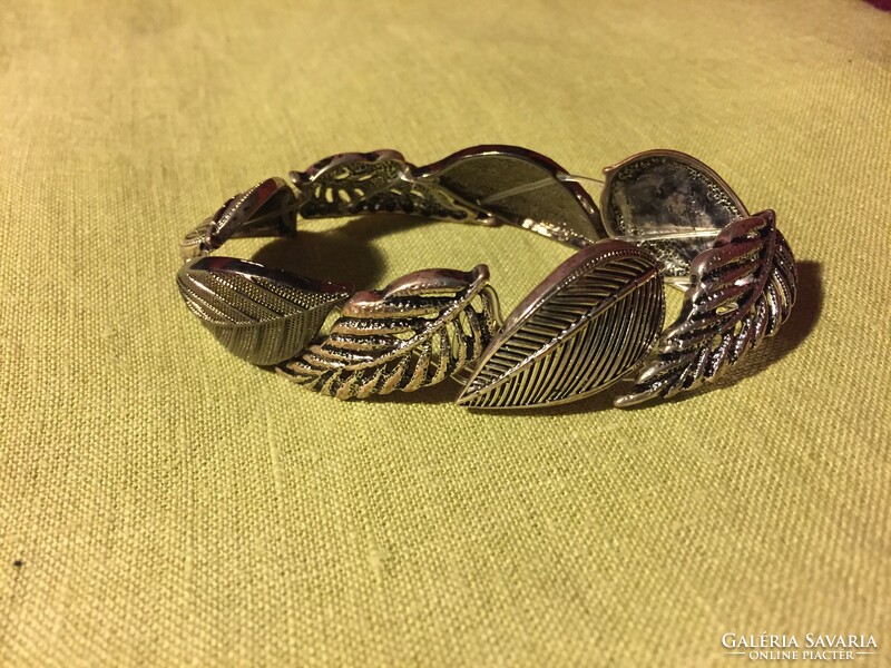 Youthful bijou bracelet made of leaves (8ffkt)