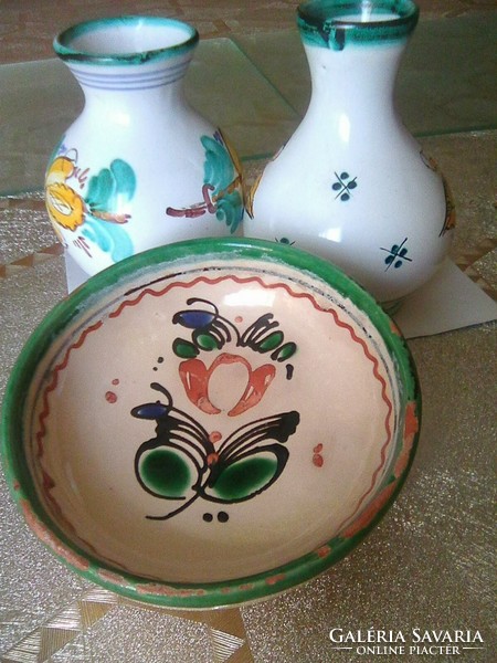 Ceramic vases marked with Habán pattern are sold in pairs