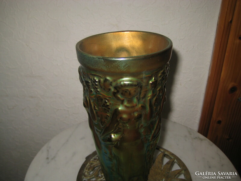 Zsolnay eozln  :  szőlős váza   , jelzett   , száj része szakszerűen restaurált  ,  17 cm