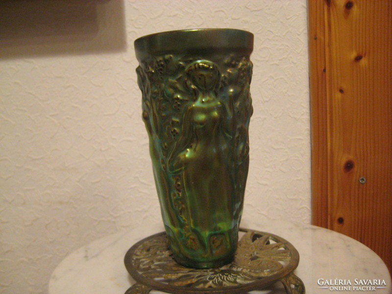 Zsolnay eozln  :  szőlős váza   , jelzett   , száj része szakszerűen restaurált  ,  17 cm