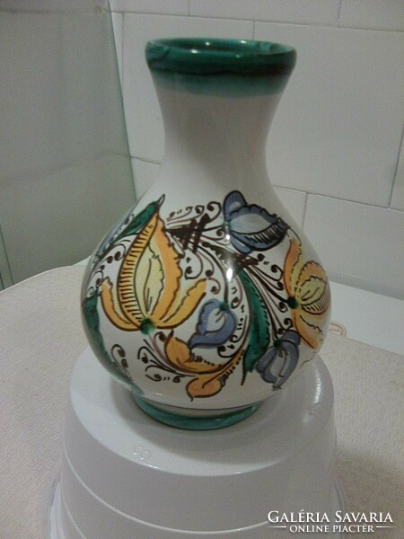 Ceramic vases marked with Habán pattern are sold in pairs