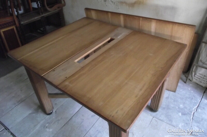 Solid, expandable kitchen table v. Work table.